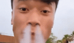 Thử món ăn ngập ngụa khói, thủ môn Bùi Tiến Dũng bị dân mạng nhắc nhẹ