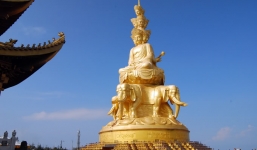 Chiêm ngưỡng tượng Phật nặng 600 tấn, dát 20kg vàng trên đỉnh núi Nga Mi