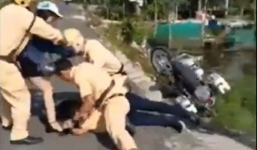 Lời khai của nữ ma men 'tung cước' vào CSGT để giải cứu anh trai khi bị đo nồng độ cồn