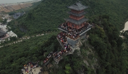 Chùa Tam Chúc vẫn 'Chen Chúc' bất chấp dịch virus corona 