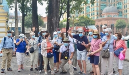 Phát miễn phí hàng trăm nghìn khẩu trang cho người dân tại Hà Nội và du khách ở TP.HCM