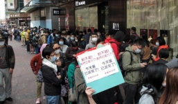 10.000 người Hong Kong cắm trại, xếp hàng qua đêm đợi mua khẩu trang