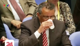 Đang phát biểu về đại dịch Corona, Tổng giám đốc WHO bất ngờ ho sặc 