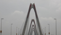 Taxi phóng ngược chiều vun vút trên cầu Nhật Tân suýt gây tan nạn