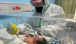 Bé sơ sinh 30 giờ ở Vũ Hán nhiễm virus Corona từ mẹ