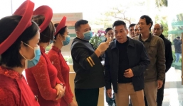 Đám cưới thời dịch Corona: Khách xếp hàng đo thân nhiệt trước khi vào dự tiệc