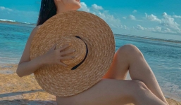 Minh Hằng khiến fan hú hồn vì chiếc mũi cói siêu to trên bãi biển