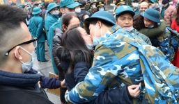 Cô gái bật khóc, bỏ khẩu trang hôn tiễn tân binh lên đường nhập ngũ
