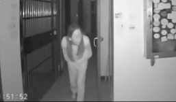 Nhổ nước bọt lên tay nắm cửa, cô gái ở Vũ Hán bị dân mạng đòi xử bắn