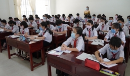 Chống dịch Covid-19: Giáo viên, học sinh không cần đeo khẩu trang khi đi học trở lại