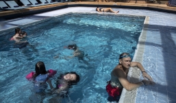 Dịch virus Corona: Truy tìm khẩn cấp hơn 1.000 hành khách từ du thuyền bị hắt hủi