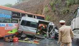 Khoảnh khắc vụ tai nạn liên hoàn giữa 3 ô tô, khiến nhiều người thương vong