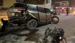 'Xế hộp' bay qua vòng xuyến, máy văng ra ngoài, tài xế chỉ bị thương nhẹ