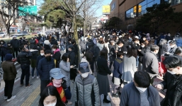 Thành ổ dịch Covid-19 lớn thứ 2 thế giới, dân Hàn đổ xô xếp hàng mua khẩu trang 