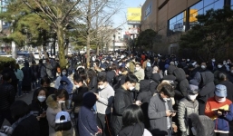 Dịch Covid-19: Ca nhiễm mới cao gấp đôi TQ, Hàn Quốc kêu gọi dân ở nhà