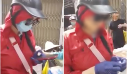 Gái xinh đi SH cản đường xe rác, bị người dân lao vào lột khẩu trang giữa mùa dịch