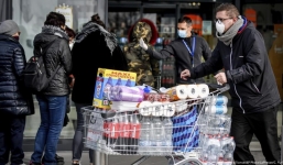 Sợ Covid-19 bùng phát, người châu Âu và Mỹ đổ xô tích trữ đồ siêu thị