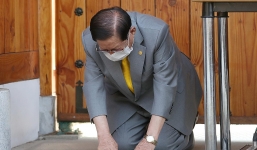 Vừa quỳ gối xin lỗi người dân, Giáo chủ Tân Thiên Địa lại gây phẫn nộ vì vật này