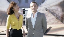 Bond Girl trong 'Định mức khuây khoả' dương tính với Covid-19