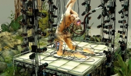 Lady Gaga lột đồ, cắm điện để biến thành nữ robot ngoài hành tinh