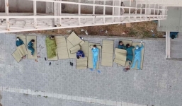 Dịch Covid-19: Bữa cơm, giấc ngủ vội của những người hùng thầm lặng gây xúc động