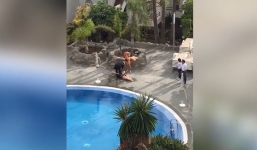 Đang thư giãn tại hồ bơi, nữ du khách bị cảnh sát bắt đi cách ly