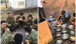 Bữa sáng đạm bạc và nụ cười quên mệt mỏi của các chiến sĩ trong khu cách ly