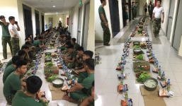 Hình ảnh chiến sĩ bộ đội xếp hàng dài ngồi ăn cháo trắng, bim bim gây xúc động