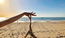 Cô gái Việt gây sốt với bộ ảnh tập yoga vòng quanh thế giới tuyệt đẹp