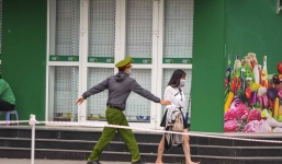 Phong toả toà nhà có 2 vợ chồng mắc Covid-19, cô gái khóc lóc định rời đi