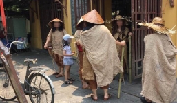 Nhóm người đội nón lá, mang gậy, bát vỡ ở Hội An gây bức xúc