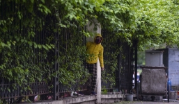 Người Hà Nội chui rào vào công viên tập thể dục, câu cá bất chấp lệnh cấm