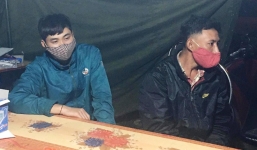 2 'ma men' tông xe máy vào nữ cán bộ trực chốt kiểm dịch Covid-19