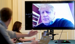 Ông Putin mách nước Thủ tướng Anh thứ 'vũ khí' chiến thắng Covid-19