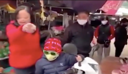 Bị nhắc nhở đeo khẩu trang để vào chợ, người phụ nữ còn chửi bới cán bộ