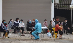 Lý do hàng xóm bệnh nhân 243 bị lây Covid-19, còn vợ con thì không