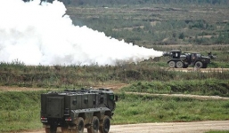 Nga sử dụng xe 'quái thú' đặc chủng để phun thuốc khử trùng đường phố