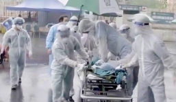 Clip BS Bạch Mai vừa đẩy cáng vừa ép tim khẩn cấp cho sản phụ dưới trời mưa gây xúc động