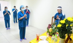 Không thể về chịu tang cha, nữ điều dưỡng lập bàn thờ vái vọng ở khu cách ly