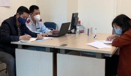 Tung tin 'cách ly xã hội đến hết 30/4', cô gái bán hoa bị xử phạt 12,5 triệu