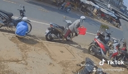 Dựng SH ven đường, người phụ nữ có hành động xấu xí ngay giữa ban ngày