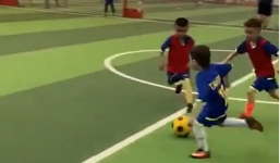 'Nhân tài nghìn năm có một' của Trung Quốc đi bóng như Messi hút 8 triệu lượt xem