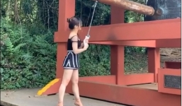Hương Tràm mặc váy ngắn, áo 2 dây đi chùa khiến fan 'nóng mắt'
