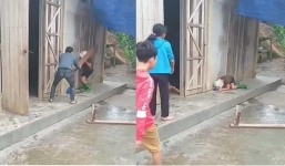 Vụ con trai đánh mẹ già gây phẫn nộ: Có thể phạt tù tới 20 năm