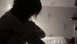 Đến nhà người lạ ngủ nhờ, 2 thiếu nữ bị 'ma men' cởi đồ dâm ô