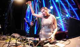 Ở nhà tránh dịch, Võ Hoàng Yến lại 'chơi lớn' khi vừa chống đẩy vừa khoe tài lẻ