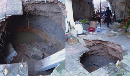 'Hố tử thần' sâu gần 5 m bất ngờ xuất hiện, kéo theo cả cột trụ nhà