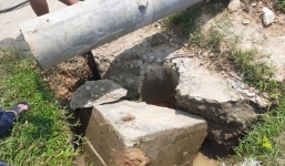 Cột điện vừa được đổ bê tông đã vỡ trụ khiến một công nhân tử vong