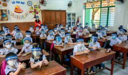  Học sinh đeo nón che giọt bắn liên tục: Lợi bất cập hại