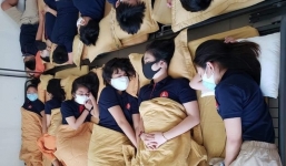 Học sinh đeo khẩu trang lúc ngủ khiến hiệu trưởng giật mình